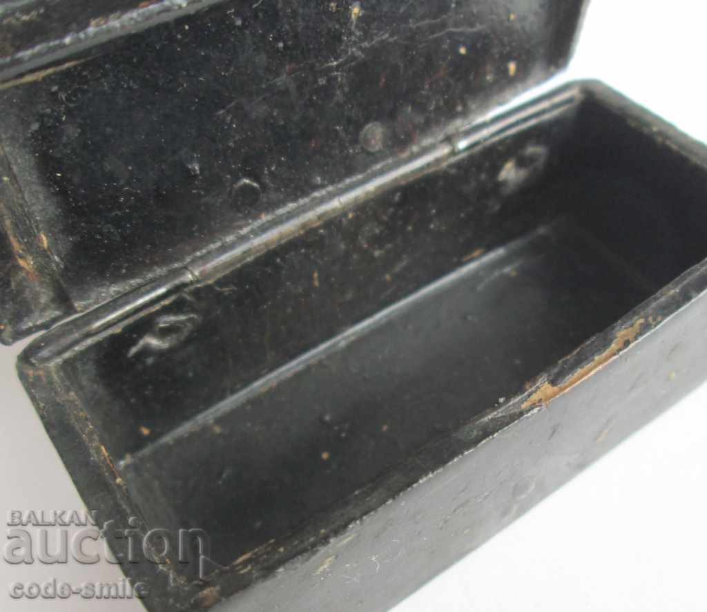 Delivery of A 19th century old box of papier-mâché with silver marquetry Delivery of A 19th century old box of papier-mâché with silver marquetry