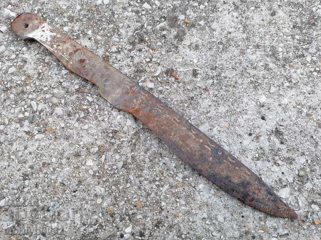 Ένα παλιό μαχαίρι χωρίς σκουριά από χαλί