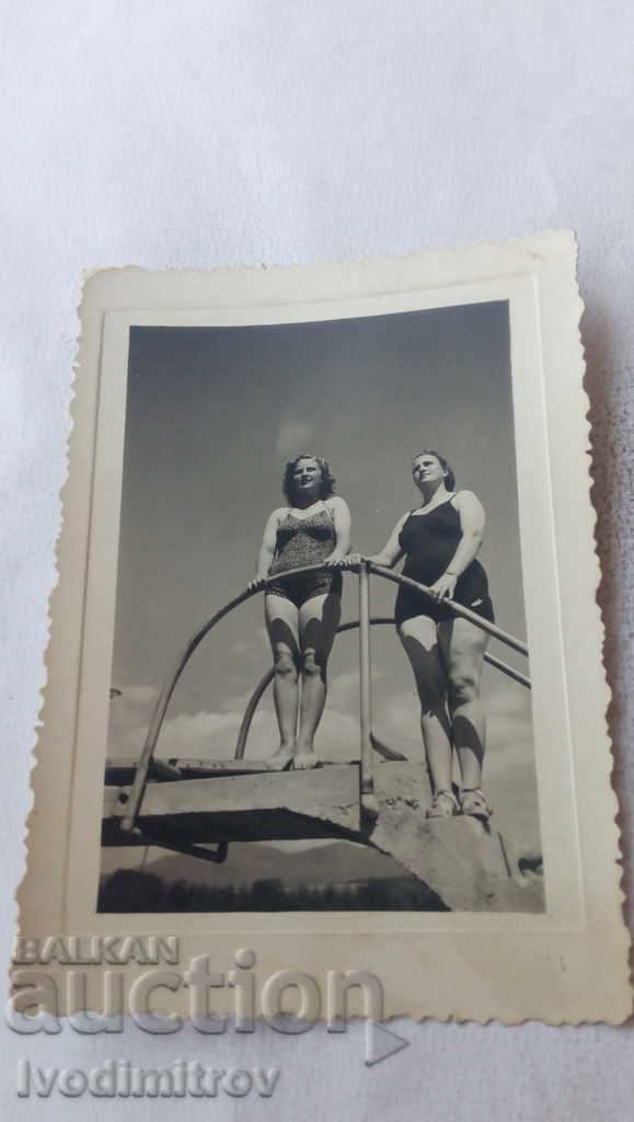 Photo Two women in swimsuits