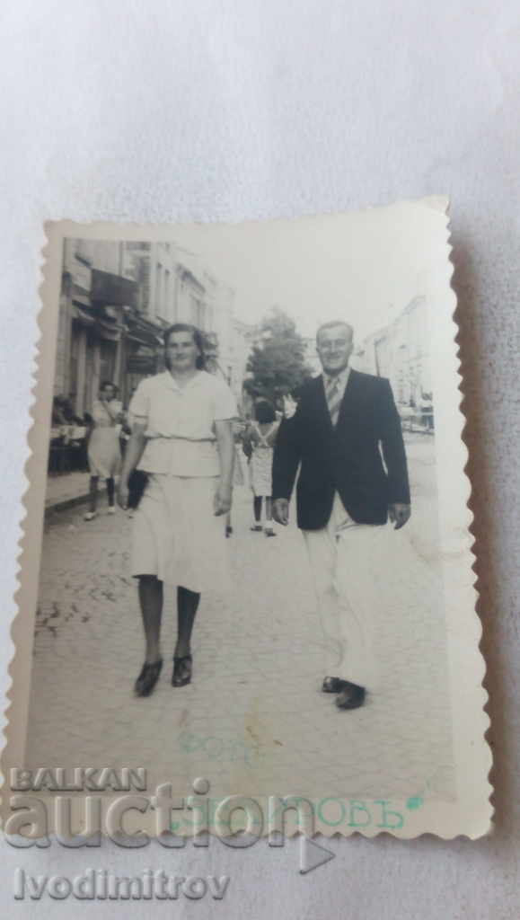Photo Man and woman walking past the Edirne store