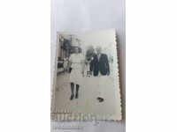 Fotografie Bărbat și femeie trecând pe lângă magazinul Edirne