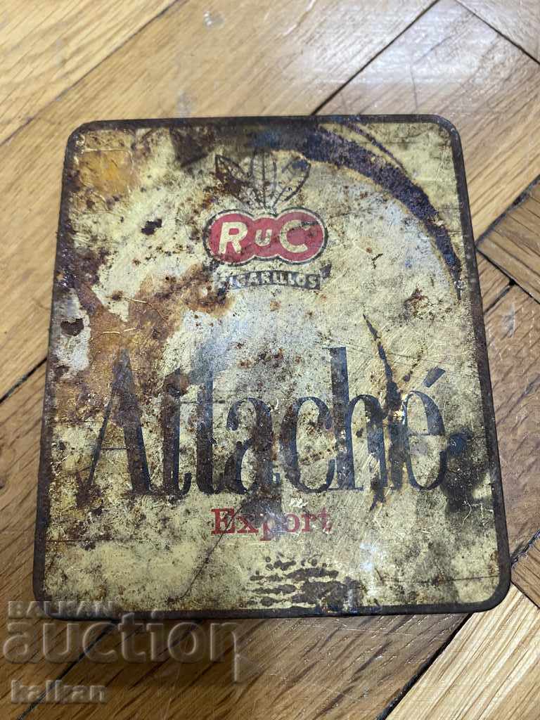 Стара метална кутия от цигари
