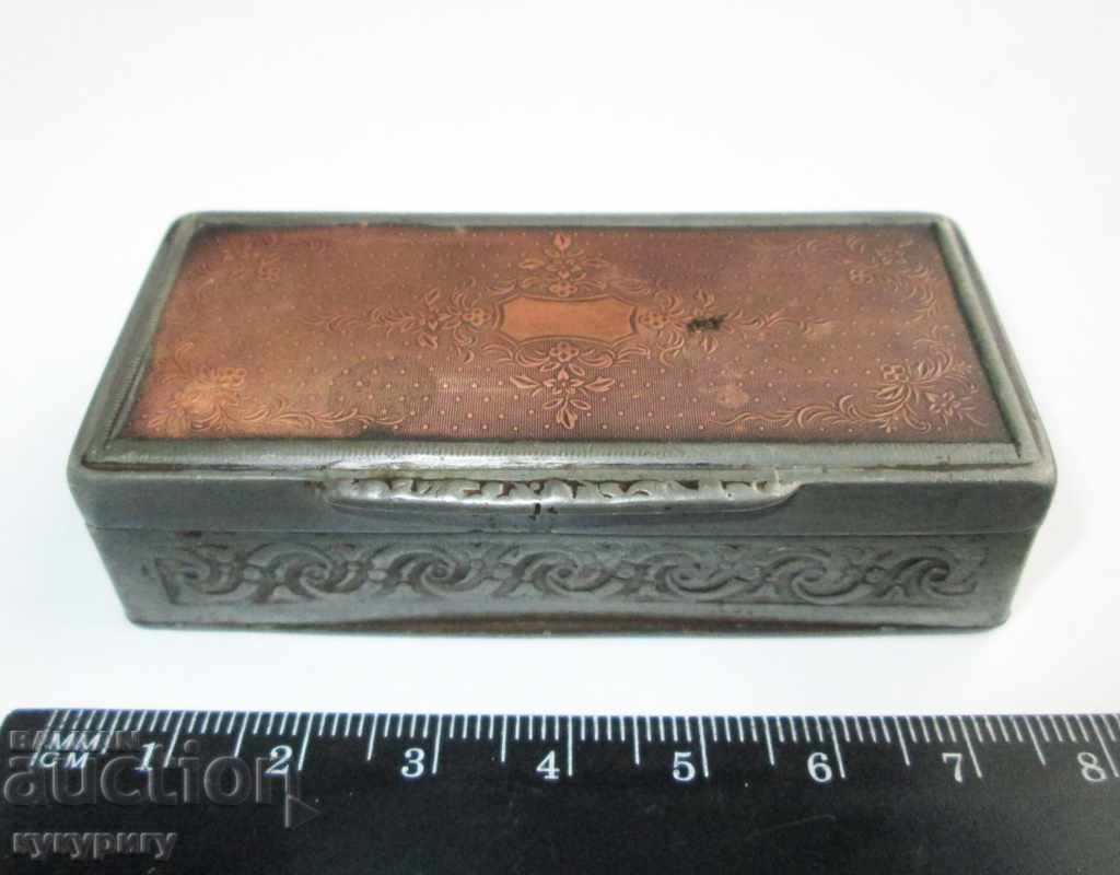 Cutie veche pentru snuff sau pastile cu ornamente cu preț 95.00 BGN | € 48.57 Cutie veche pentru snuff sau pastile cu ornamente cu preț 95.00 BGN | € 48.57