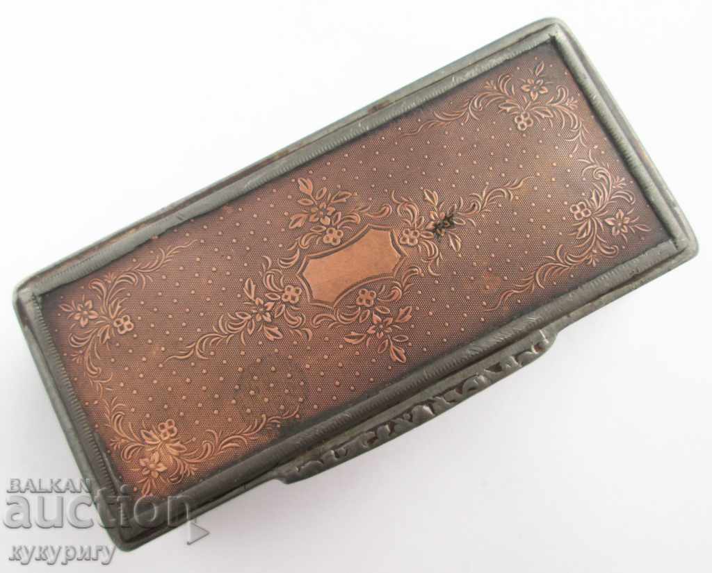 Licitație Cutie veche pentru snuff sau pastile cu ornamente Licitație Cutie veche pentru snuff sau pastile cu ornamente