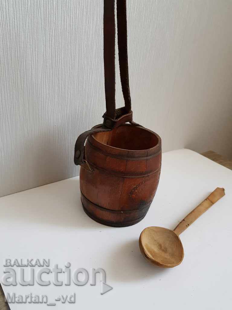 Delivery of Wooden little barrel for a wall