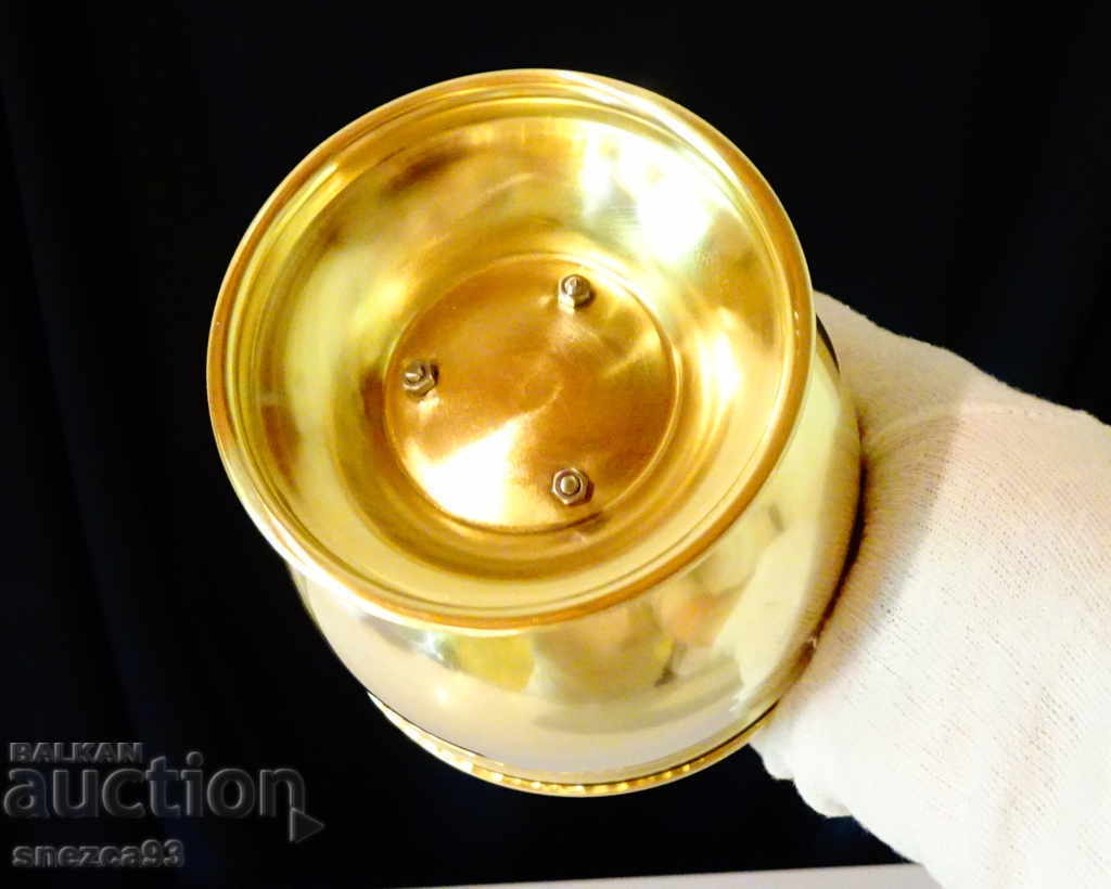 Delivery of Brass candy dish, 10 cm diameter. Delivery of Brass candy dish, 10 cm diameter.