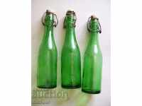 Πολλά μπουκάλια λεμονάδας - πράσινο ποτήρι
