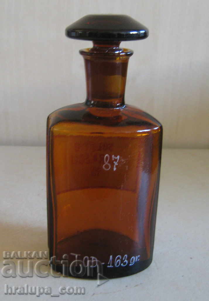 Δημοπρασία Κόκκινη ετικέτα μπουκαλιών παλαιού ιατρικού φαρμακείου Δημοπρασία Κόκκινη ετικέτα μπουκαλιών παλαιού ιατρικού φαρμακείου