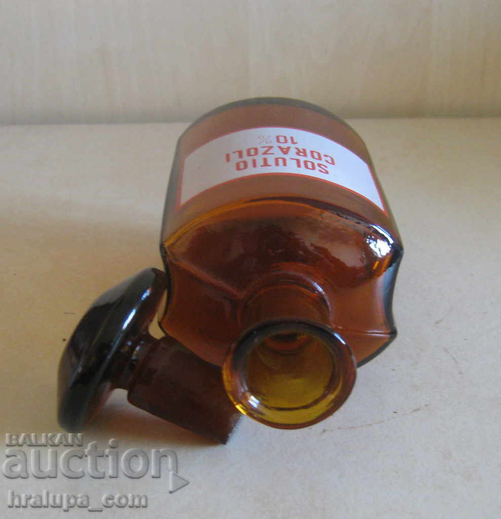 Παράδοση Κόκκινη ετικέτα μπουκαλιών παλαιού ιατρικού φαρμακείου Παράδοση Κόκκινη ετικέτα μπουκαλιών παλαιού ιατρικού φαρμακείου