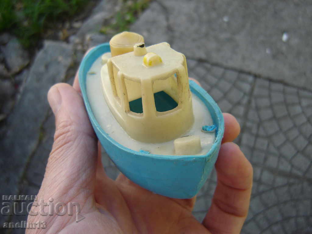 Delivery of OLD CHILDREN'S TOY BOAT Delivery of OLD CHILDREN'S TOY BOAT