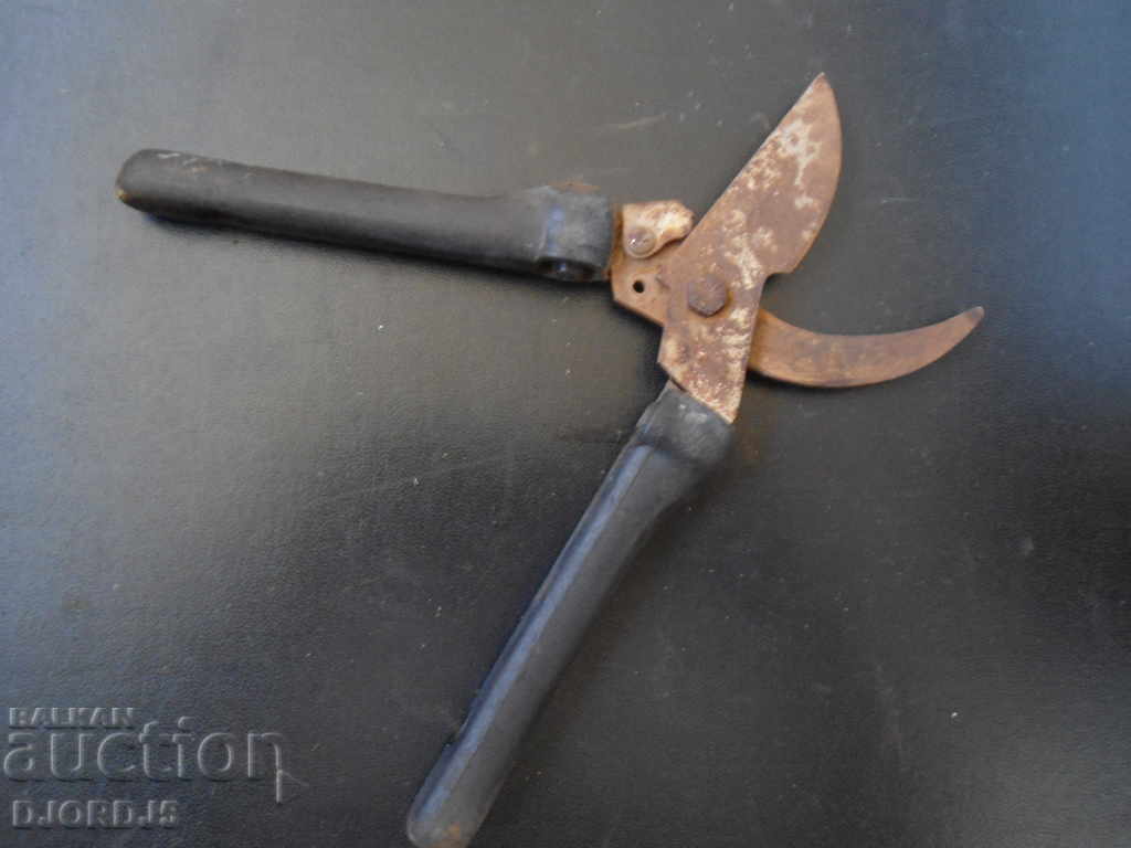 Old scissors with price 3.00 BGN | € 1.53 Old scissors with price 3.00 BGN | € 1.53