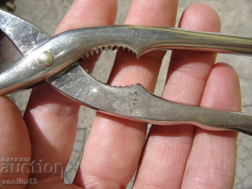 Delivery of OLD WALK CRUSHER WITH PARANAC SOLINGEN OPENER Delivery of OLD WALK CRUSHER WITH PARANAC SOLINGEN OPENER