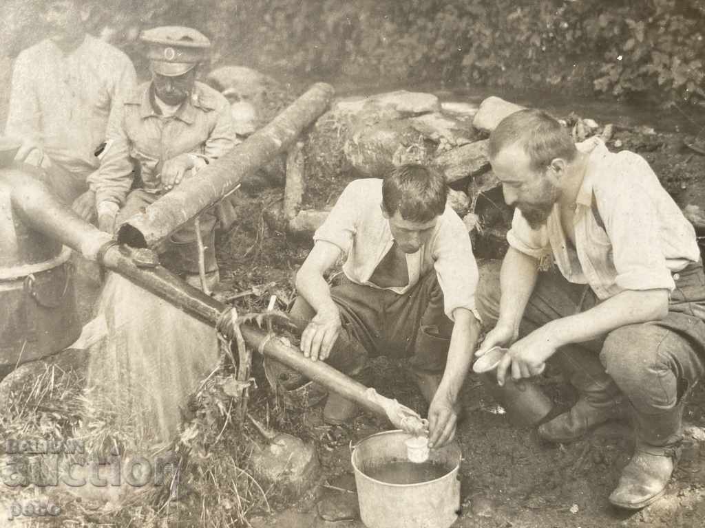 Brewing rakia Divizia a 11-a macedoneană Pioneer Squad