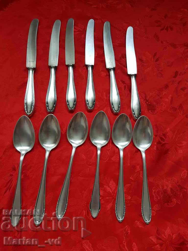 O mulțime de cuțite și linguri placate cu argint