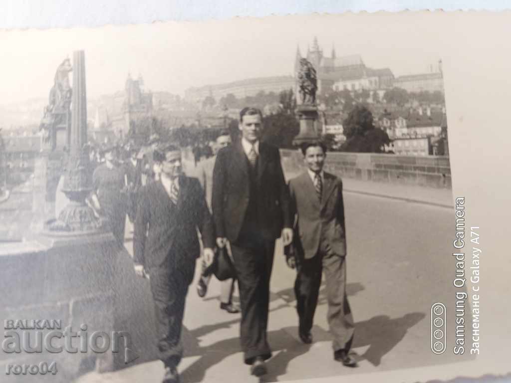 GOLDEN THRESHOLD - GIANT - AUTOGRAPH with price 19.99 BGN | € 10.22 GOLDEN THRESHOLD - GIANT - AUTOGRAPH with price 19.99 BGN | € 10.22