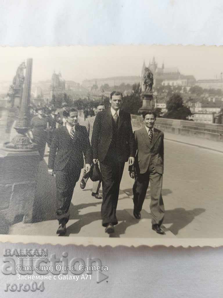 Delivery of GOLDEN THRESHOLD - GIANT - AUTOGRAPH Delivery of GOLDEN THRESHOLD - GIANT - AUTOGRAPH