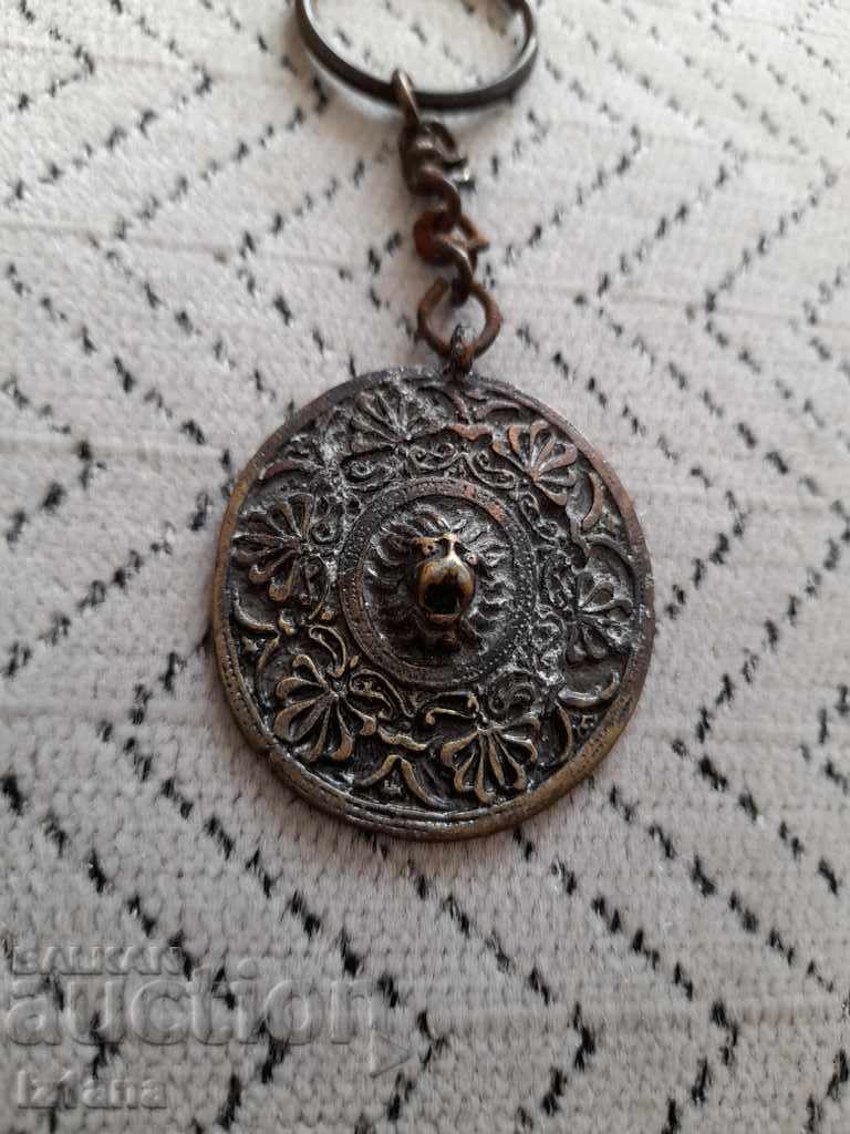 Un inel de chei vechi cu preț 15.00 BGN | € 7.67 Un inel de chei vechi cu preț 15.00 BGN | € 7.67