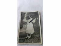 Снимка Млада жена в бяло