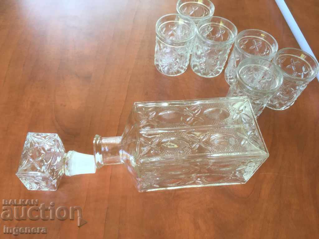 Livrarea SET PENTRU RAKI CU STICLĂ GROASĂ ÎN RELIEF DIN PERIOADA SOCIALISTĂ Livrarea SET PENTRU RAKI CU STICLĂ GROASĂ ÎN RELIEF DIN PERIOADA SOCIALISTĂ