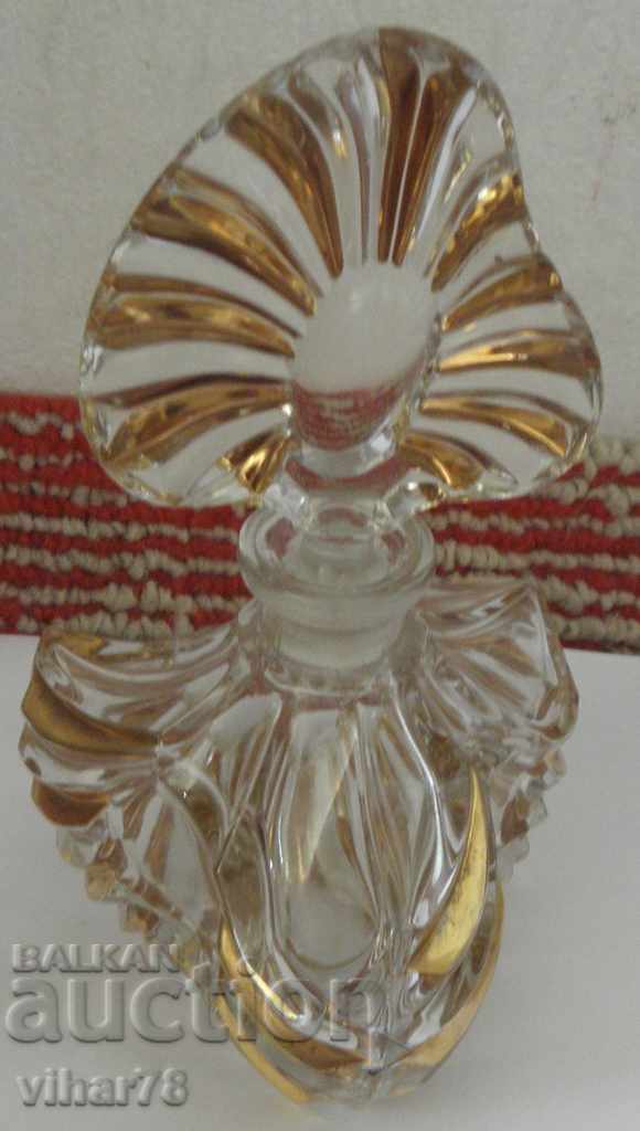 Παράδοση Μπουκάλι αρώματος με επιχρύσωση Παράδοση Μπουκάλι αρώματος με επιχρύσωση