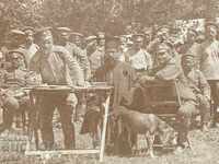 „Distribuirea salariului de bivac” 1916 Contabili pop și câine