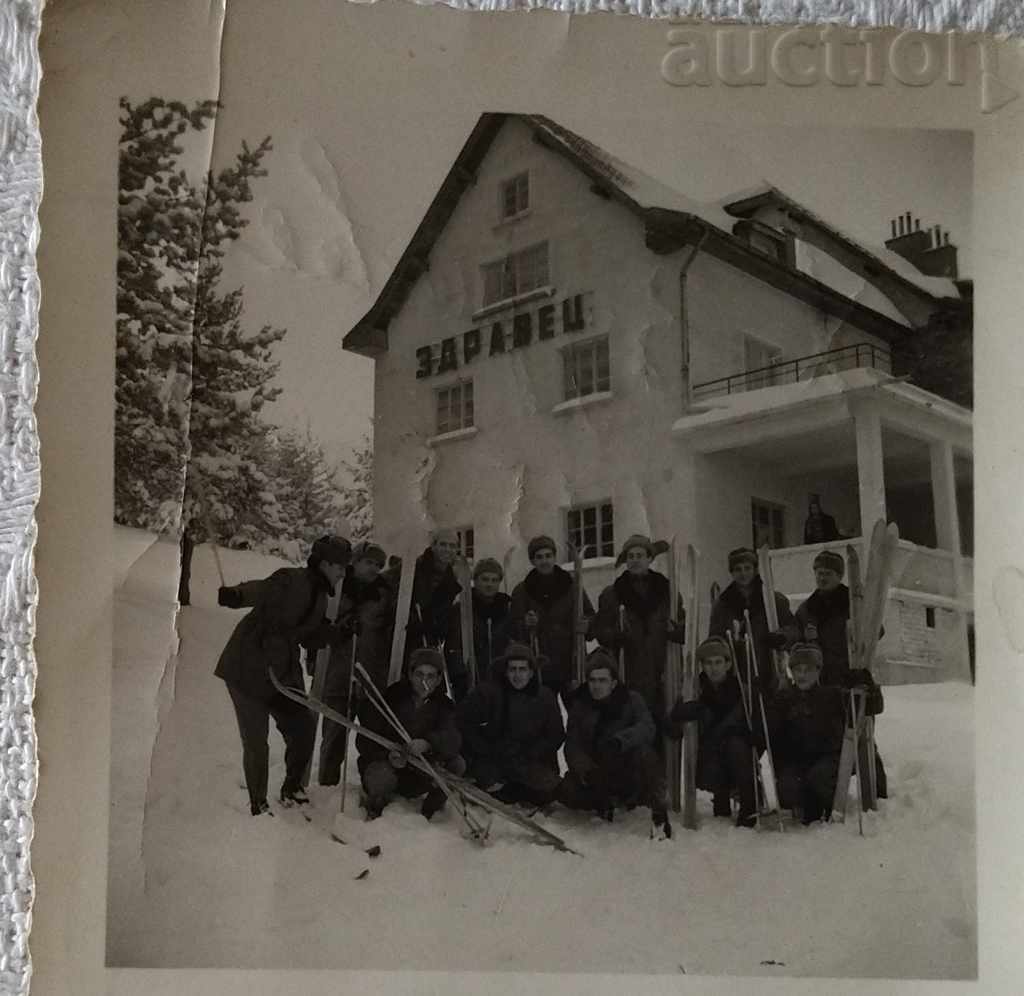 ZHDRAVETS HUT RODOPI SKIORI FOTO 1955