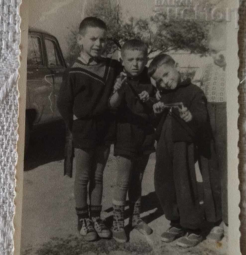 ΦΙΛΟΙ ΑΓΟΡΑ ΜΕ ΠΡΑΓΜΑΤΑ ΦΩΤΟΓΡΑΦΙΟΥ ΓΙΑ ΤΟ 1957