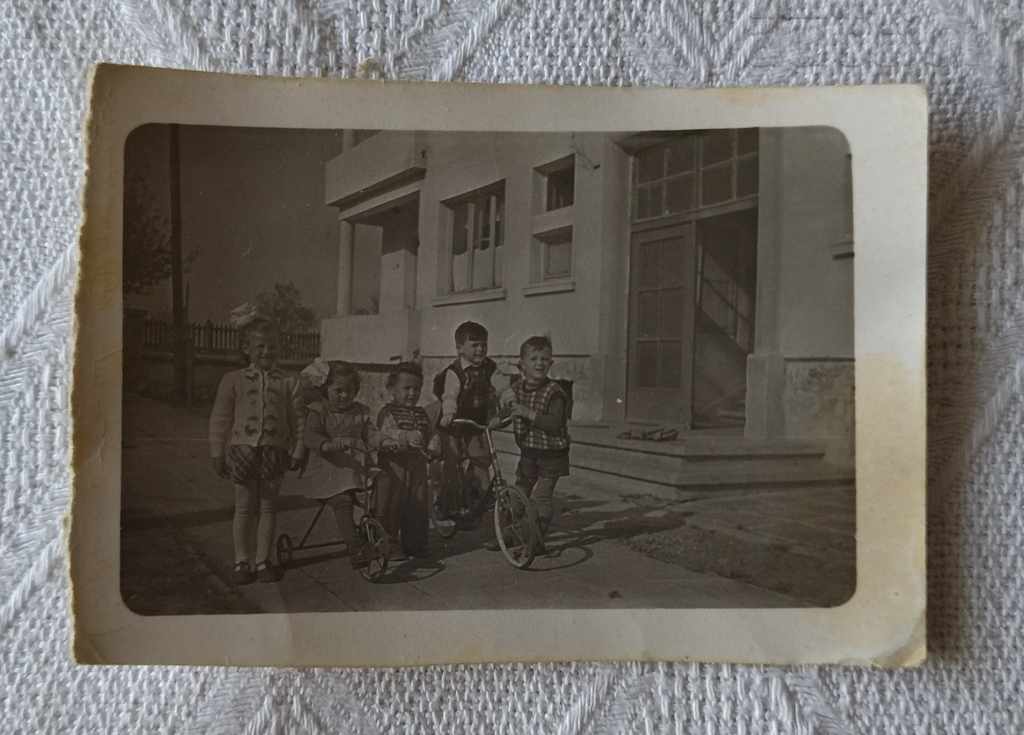 FOTO DE BICICLEȚI PRIETENI COPII ZÂMBITORI 1957
