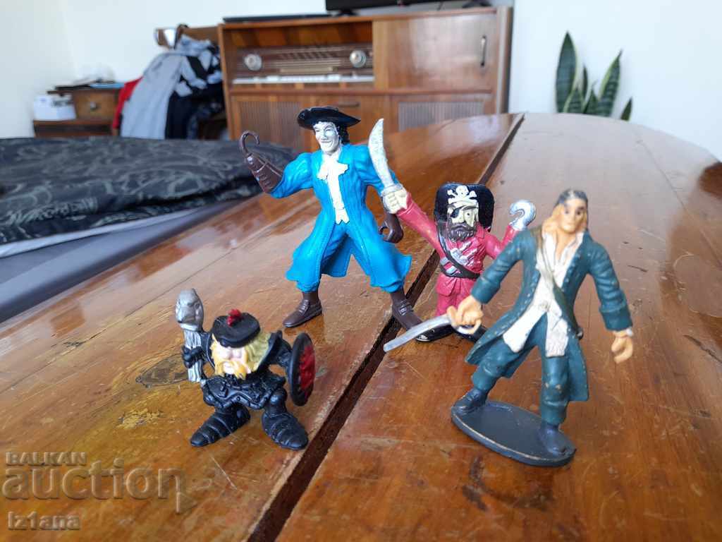 Delivery of Old figurines, toys Delivery of Old figurines, toys