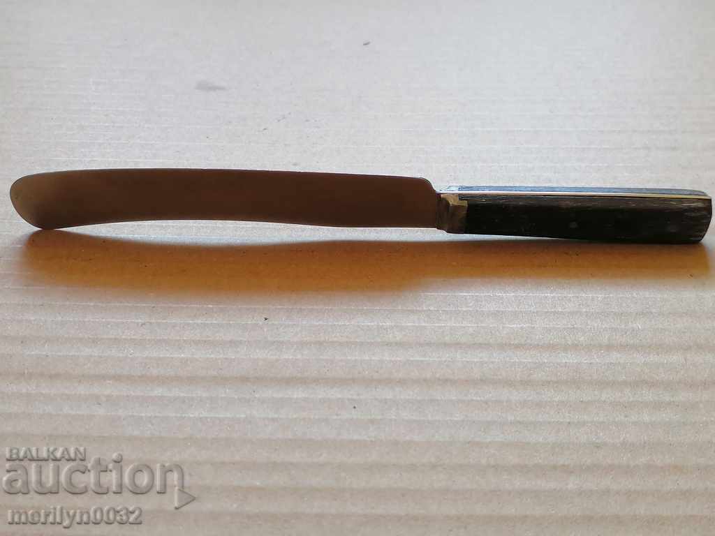 Παράδοση Παλαιό μαχαίρι με σημάδια και κόκαλα οστών Παράδοση Παλαιό μαχαίρι με σημάδια και κόκαλα οστών