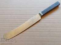 Παλαιό μαχαίρι με σημάδια και κόκαλα οστών