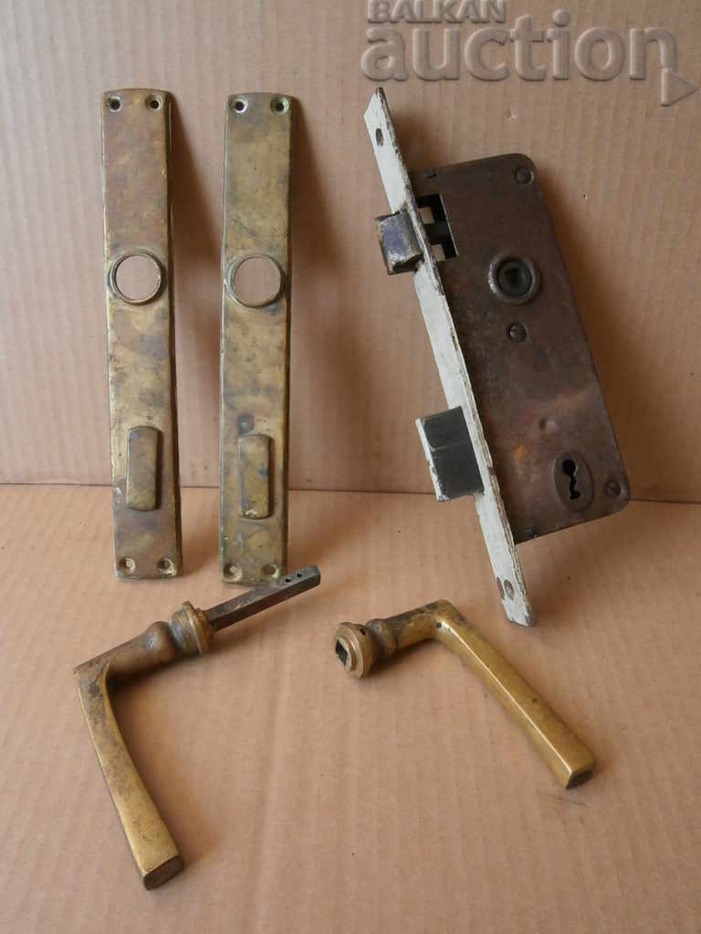 antique door lock in good working order
