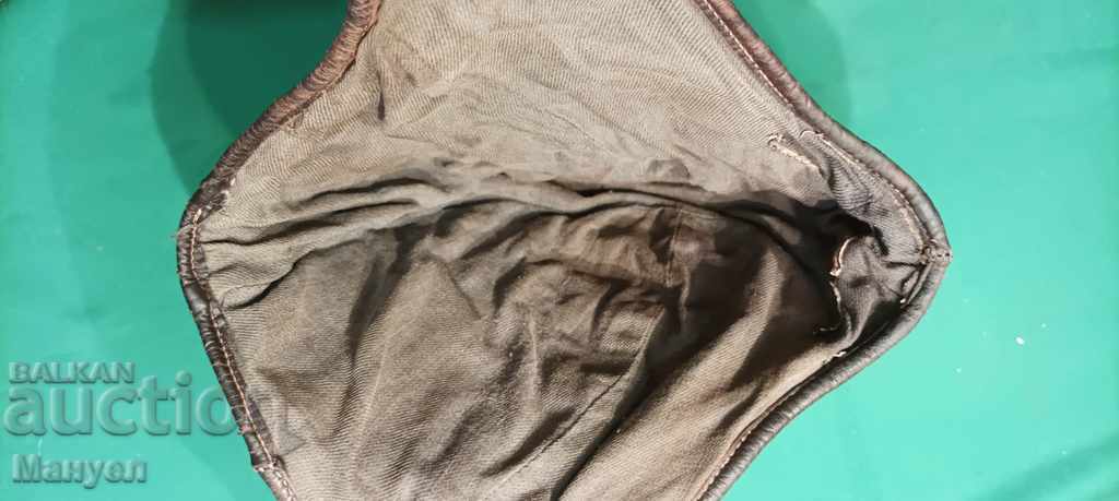 Auction I am selling an old military parachute bonnet. Auction I am selling an old military parachute bonnet.