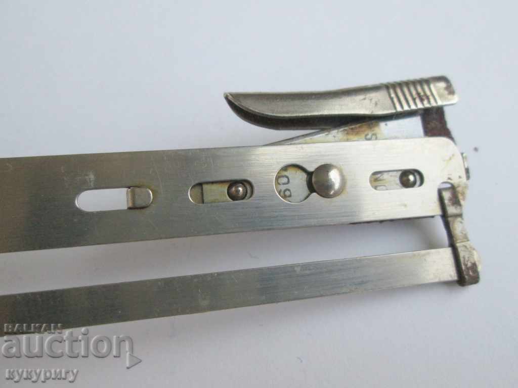 Old knife machine for working with wool thread Singer SINGER with price 30.00 BGN | € 15.34 Old knife machine for working with wool thread Singer SINGER with price 30.00 BGN | € 15.34