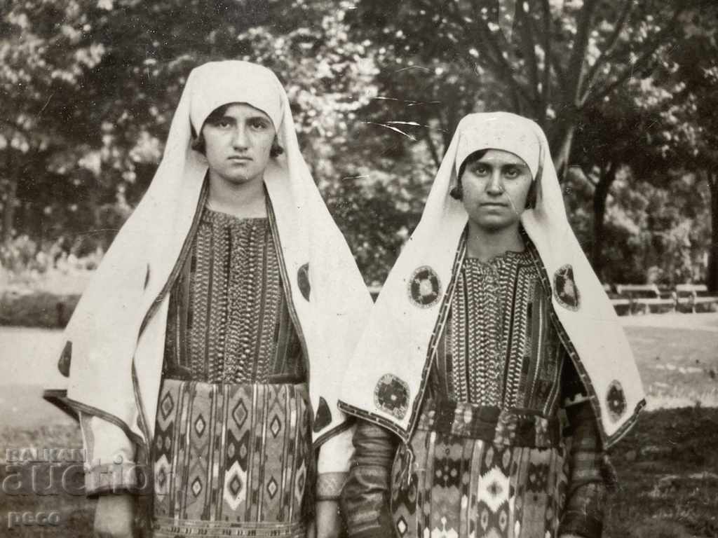Κορίτσια με κοστούμια στο Ντέμπαρ Sofia Borisova Garden 1930