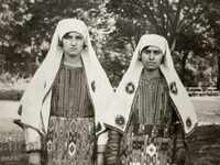 Моми в Дебърски носии София Борисовата градина 1930 г.