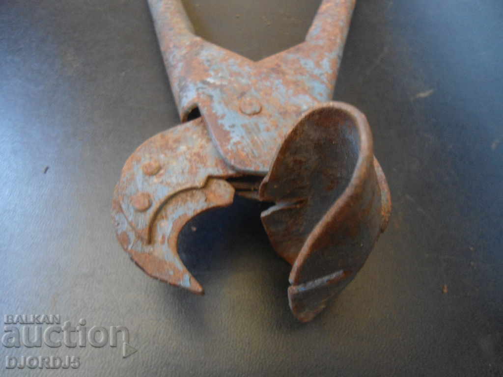 Old specialized pliers with price 5.00 BGN | € 2.56