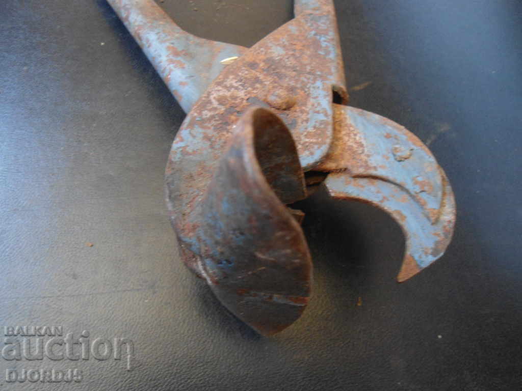 Auction  Old specialized pliers