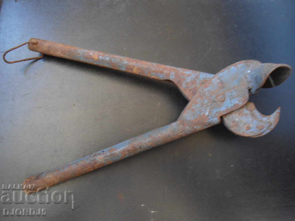Delivery of Old specialized pliers