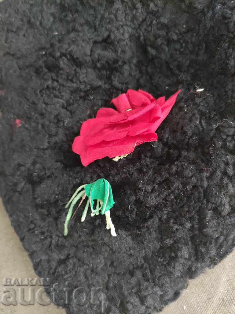 Costum șapcă cu floare cu preț 30.00 BGN | € 15.34