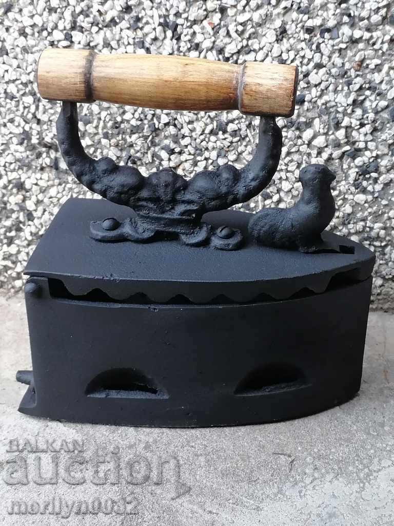 Стара ютия на жар с цена 69.00 лв. | € 35.28