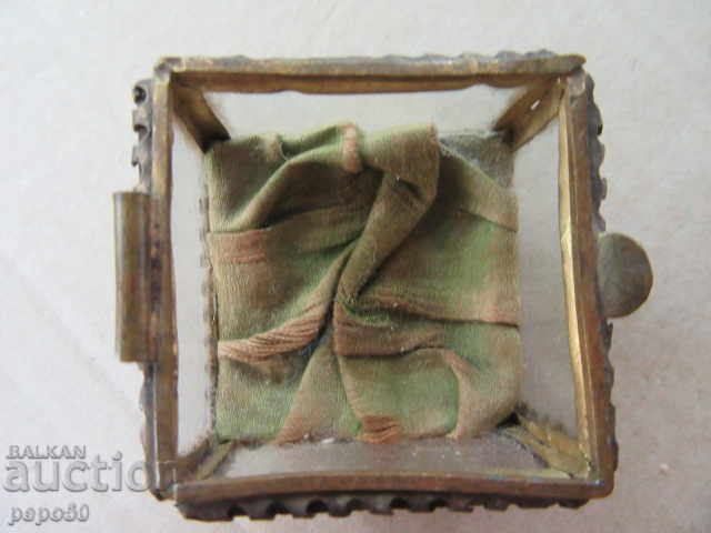 ΑΡΧΑΙΟ ΟΜΟΡΦΟ ΚΟΥΤΙ ΚΟΣΜΗΜΑΤΟΣ - ΧΩΡΙΣ ΚΑΠ - πριν από το 1944 με τιμή 25.00 BGN | € 12.78 ΑΡΧΑΙΟ ΟΜΟΡΦΟ ΚΟΥΤΙ ΚΟΣΜΗΜΑΤΟΣ - ΧΩΡΙΣ ΚΑΠ - πριν από το 1944 με τιμή 25.00 BGN | € 12.78