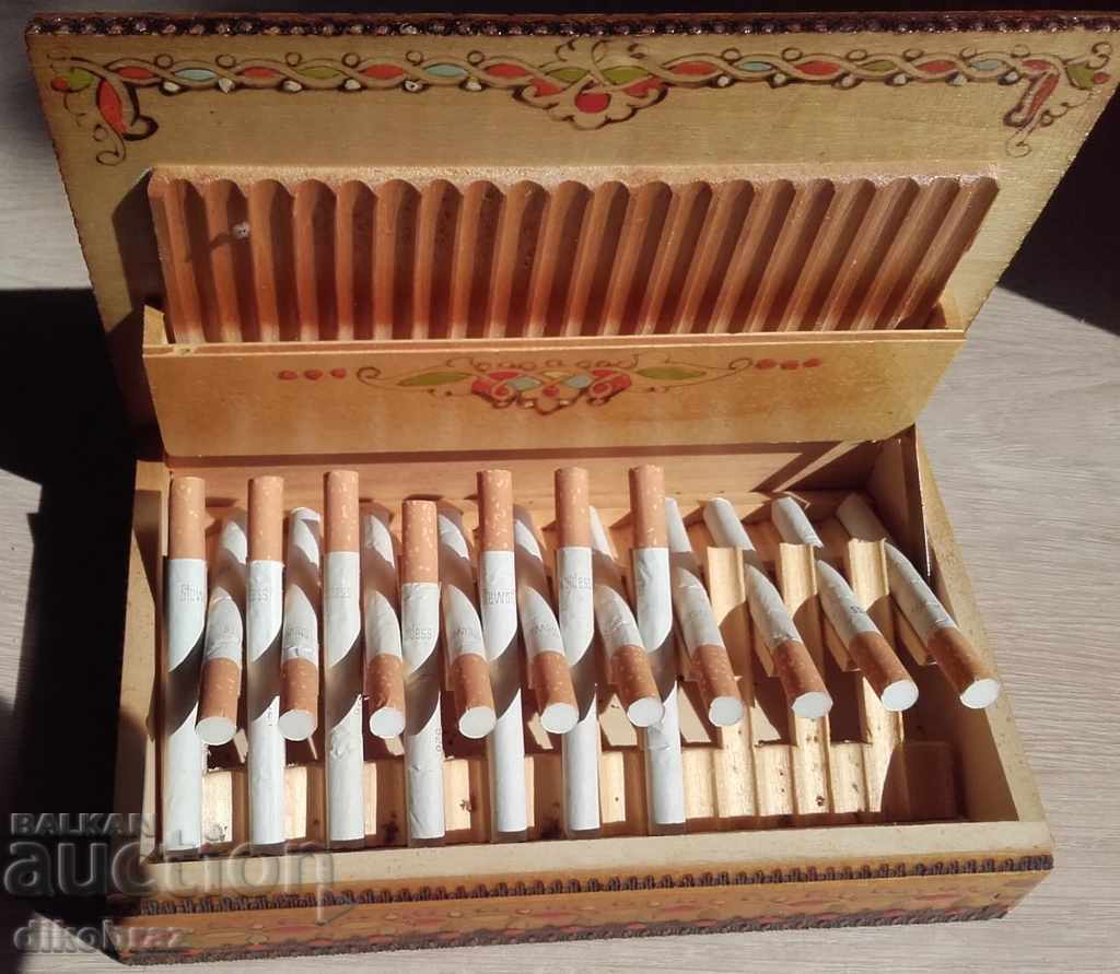 Επιτραπέζια ταμπακιέρα πυρογραφημένη με τιμή 30.00 BGN | € 15.34