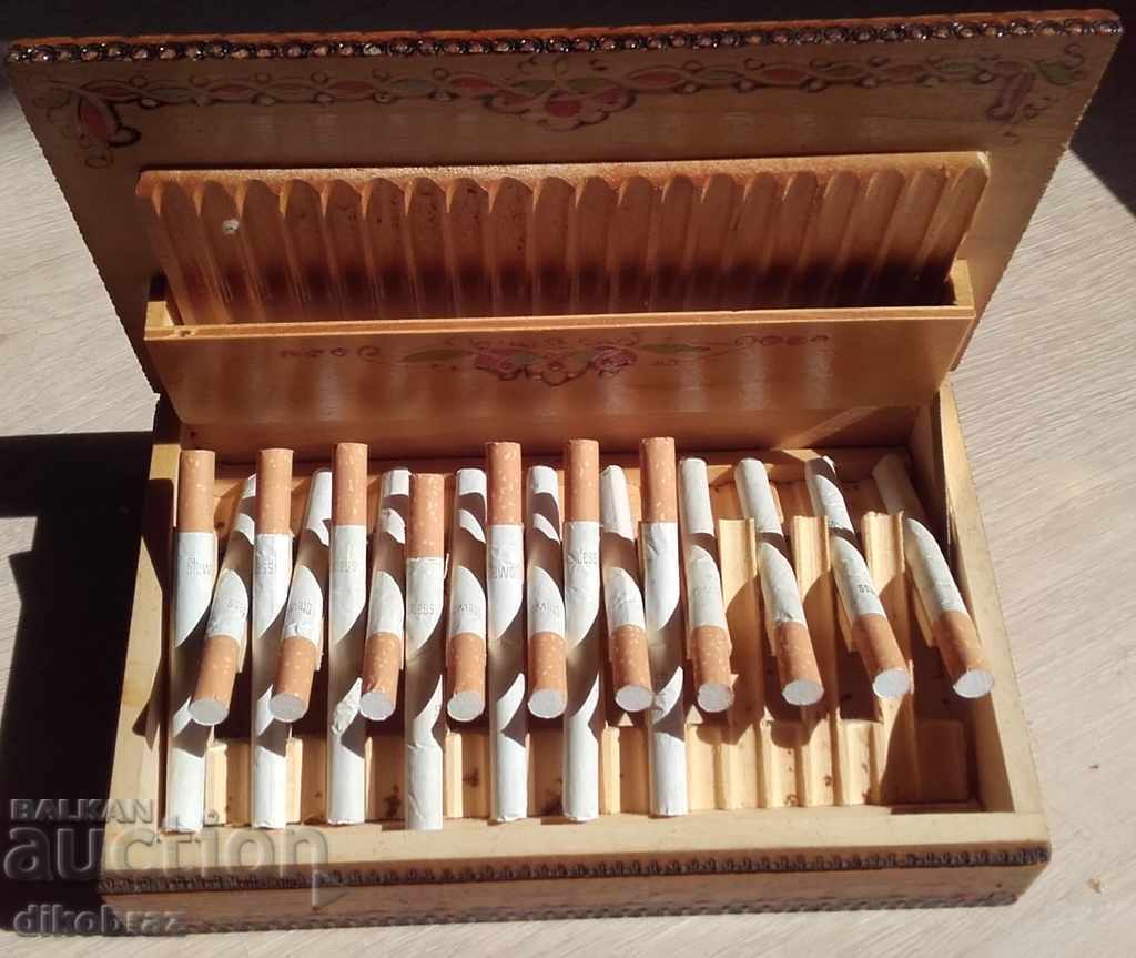 Επιτραπέζια ταμπακιέρα πυρογραφημένη