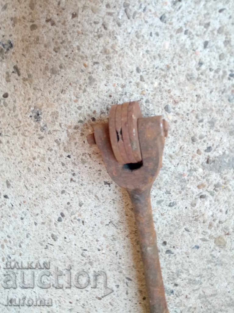 Auction  Old leveler for abrasive discs