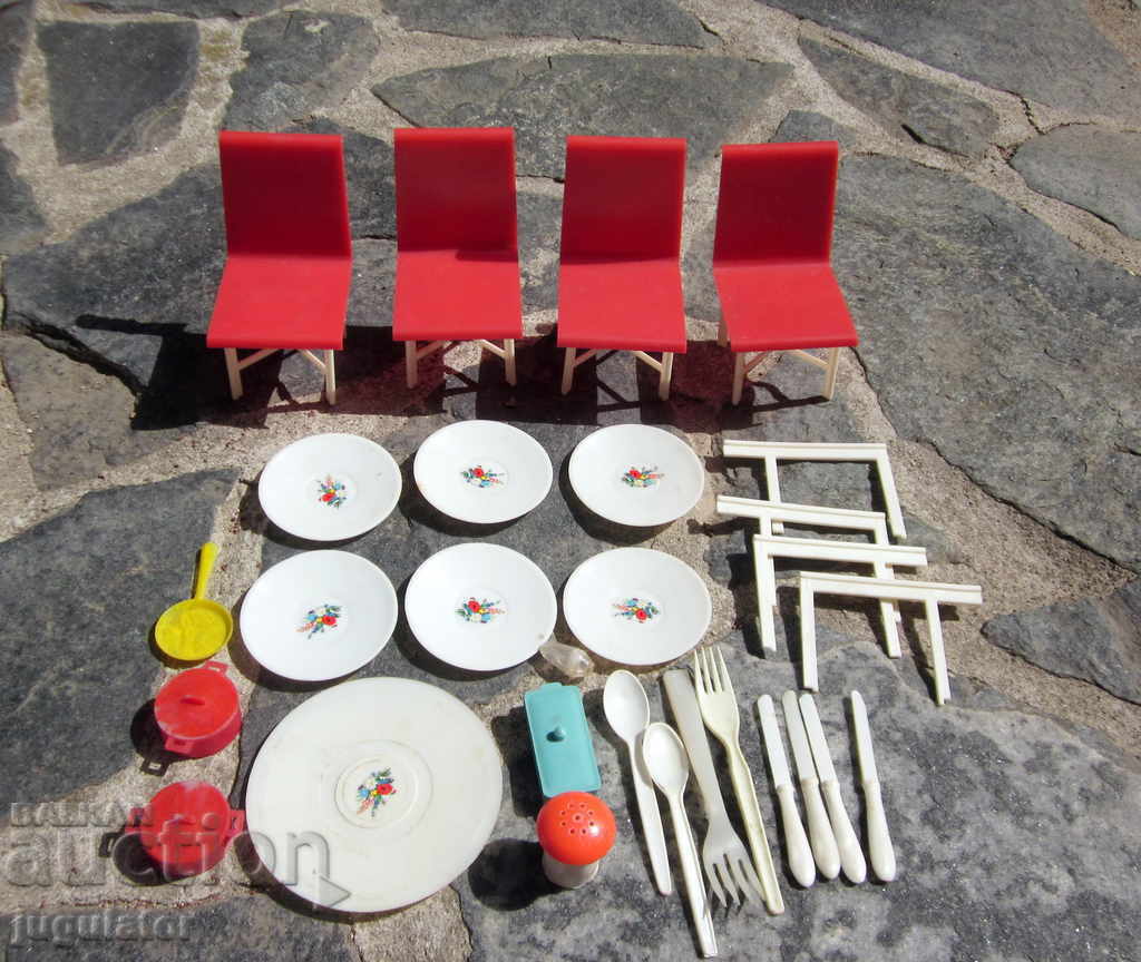 Δημοπρασία παλιό βουλγαρικό παιχνίδι για κούκλα, καντίνα κούκλας σε κουτί