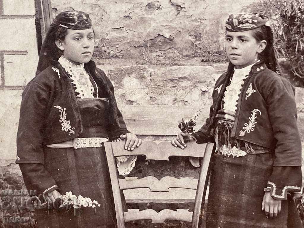 Doi copii în costume Rhodope Fotograful Krum Savov