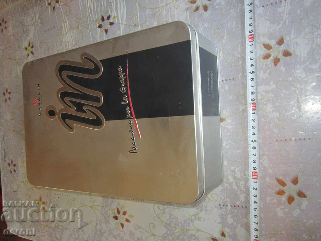 Huge tin box Cavalin with price 15.00 BGN | € 7.67 Huge tin box Cavalin with price 15.00 BGN | € 7.67