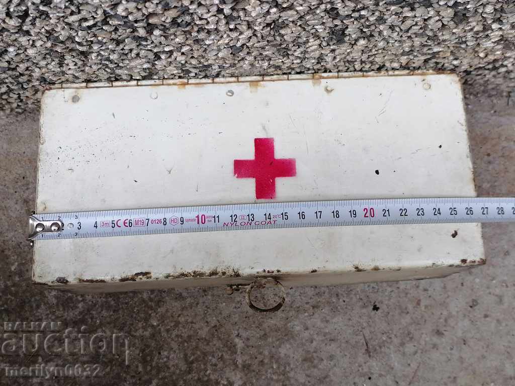 Стара метална кутия аптечка за стар автомобил БЧК с цена 69.00 лв. | € 35.28 Стара метална кутия аптечка за стар автомобил БЧК с цена 69.00 лв. | € 35.28