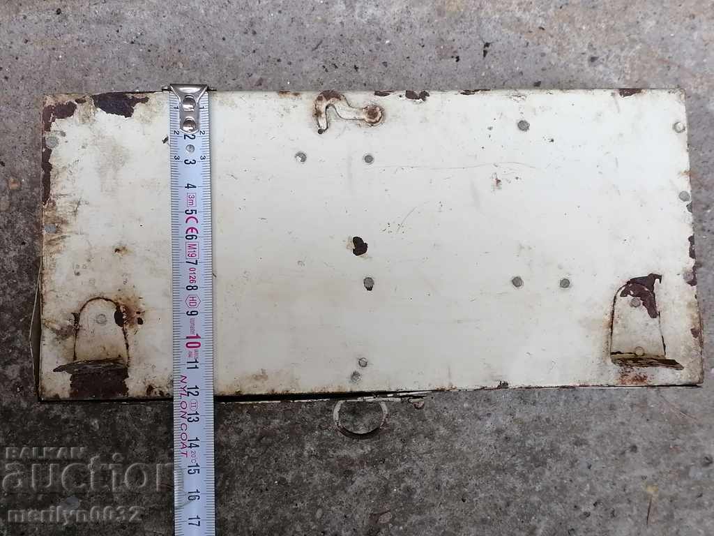 Аукцион Стара метална кутия аптечка за стар автомобил БЧК Аукцион Стара метална кутия аптечка за стар автомобил БЧК